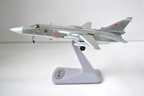 Готовая модель бомбардировщика Су-24М Готовая модель бомбардировщика Су-24М