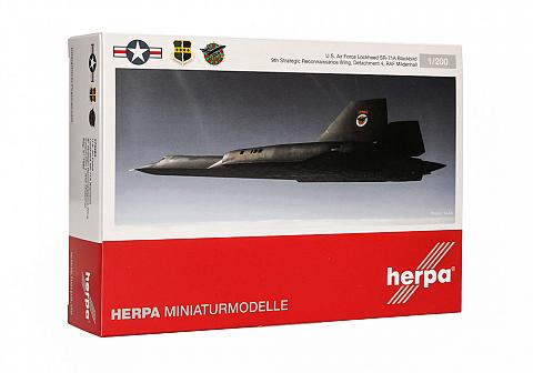 Модель самолета Lockheed SR-71A Blackbird Модель самолета Lockheed SR-71A Blackbird