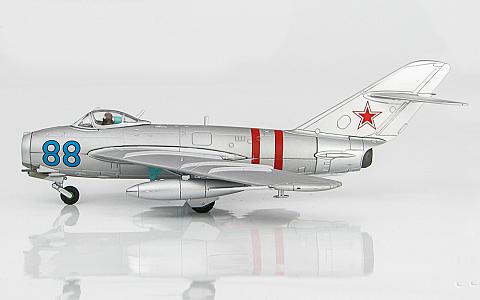 Готовая модель самолета МиГ-17 в масштабе 1:72