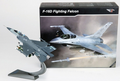 Модель самолета General Dynamics F-16D Fighting Falcon Модель самолета General Dynamics F-16D Fighting Falcon
