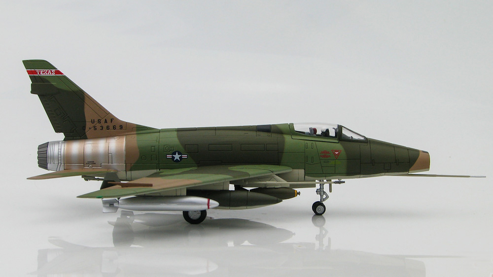 Модель самолета  North American F-100D Super Sabre