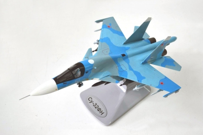 Готовая модель бомбардировщика Су-32ФН Готовая модель бомбардировщика Су-32ФН